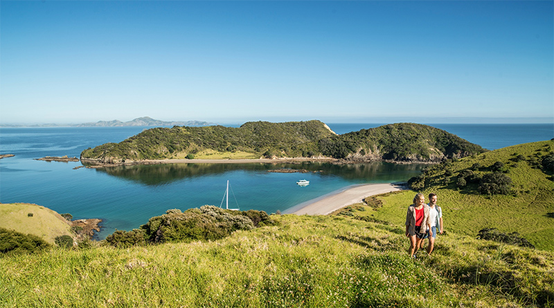 Couple exploring Bay of Islands credit Alistair Guthrie